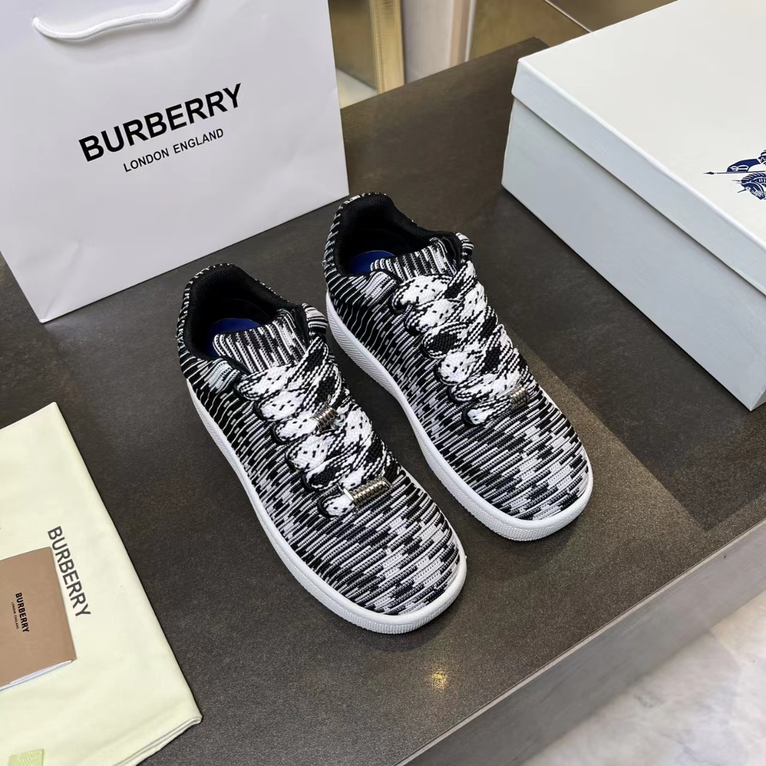 버버리 BURBERRY 2024 SS 스트라이프 블랙화이트 여성 스니커즈 커스텀급