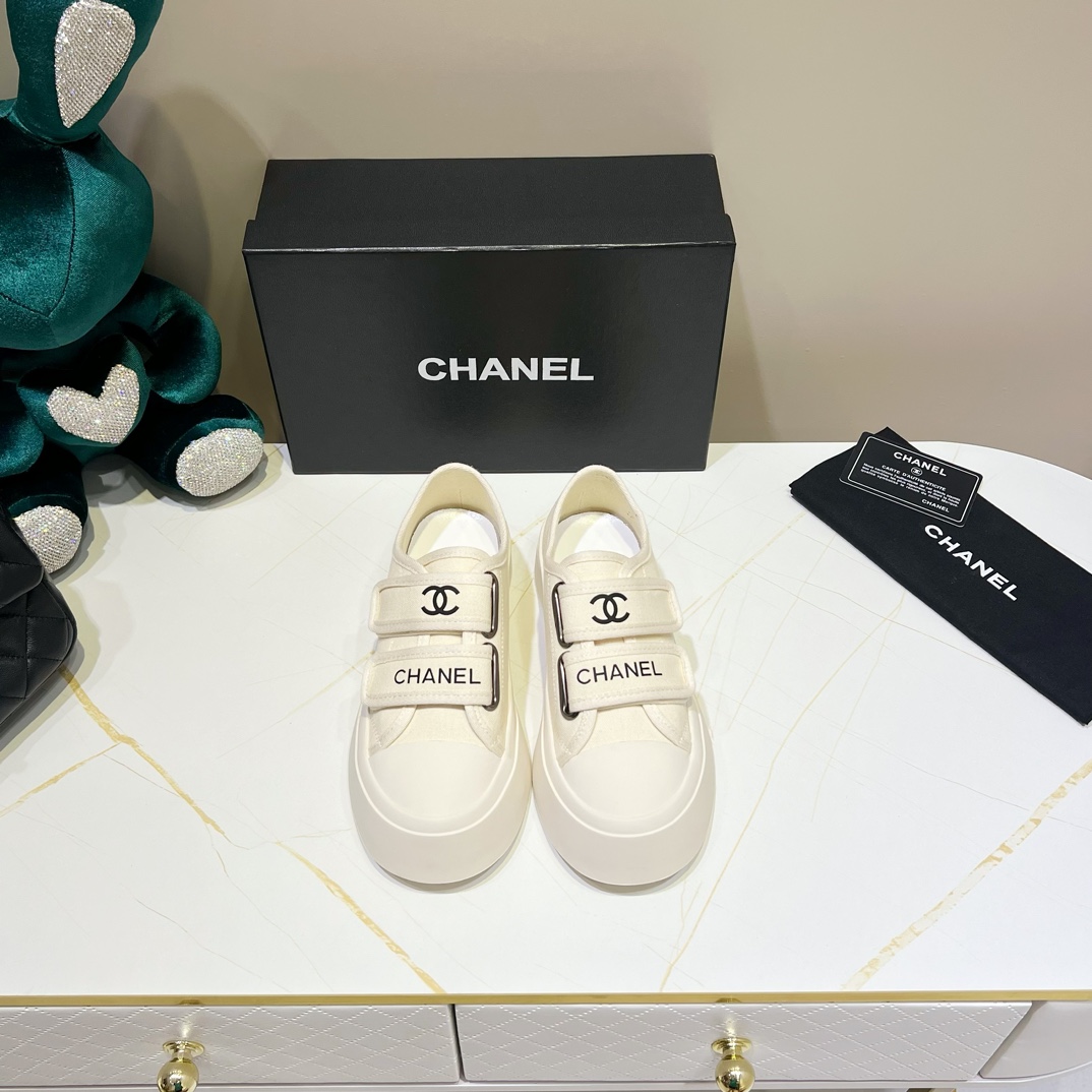 샤넬 CHANEL 2024 SS 패치로고 화이트 여성 스니커즈 커스텀급