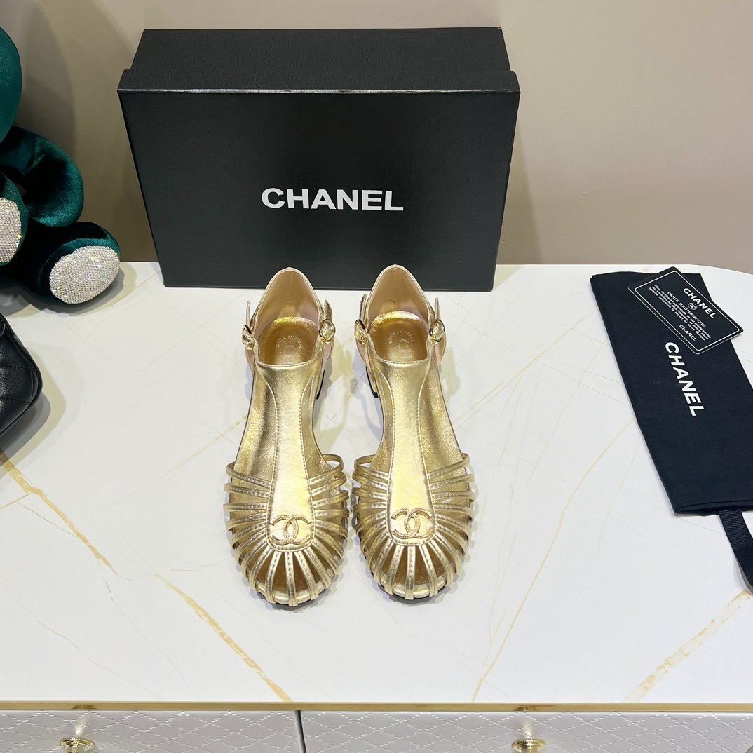 샤넬 CHANEL 2024 SS 스트라이프 로고 골드 여성 샌들 커스텀급