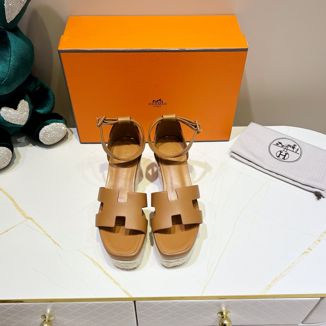 에르메스 HERMES 2024 SS H로고 끈장식 카멜 여성 웨지힐 샌들 커스텀급