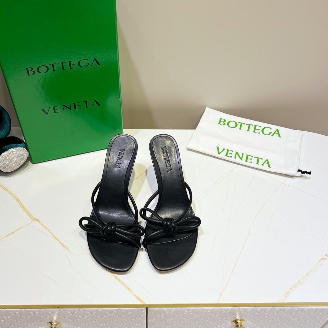 보테가 베네타 BOTTEGA VENETA 2024 SS 끈리본 블랙 여성 슬리퍼 샌들 커스텀급