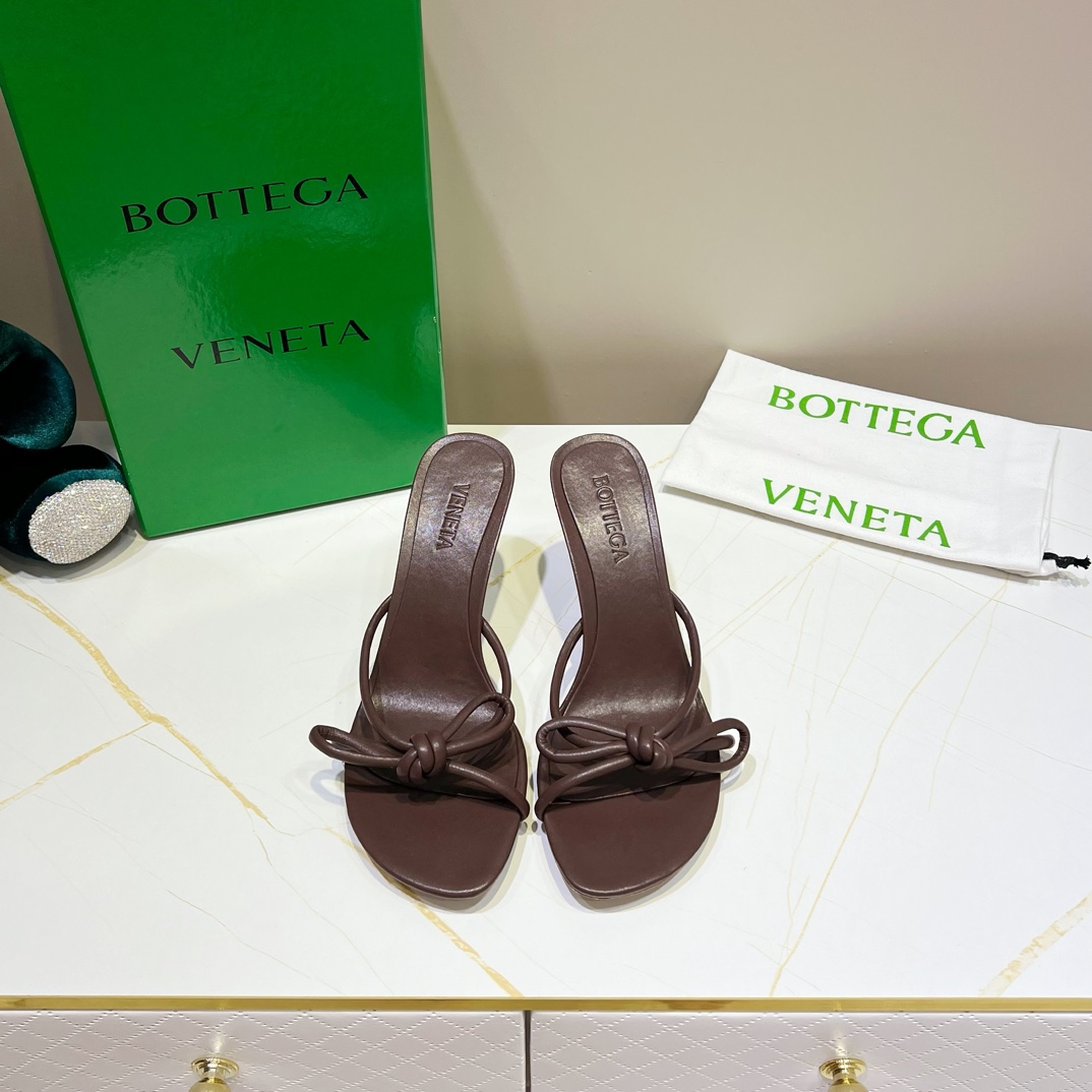 보테가 베네타 BOTTEGA VENETA 2024 SS 끈리본 브라운 여성 슬리퍼 샌들 커스텀급