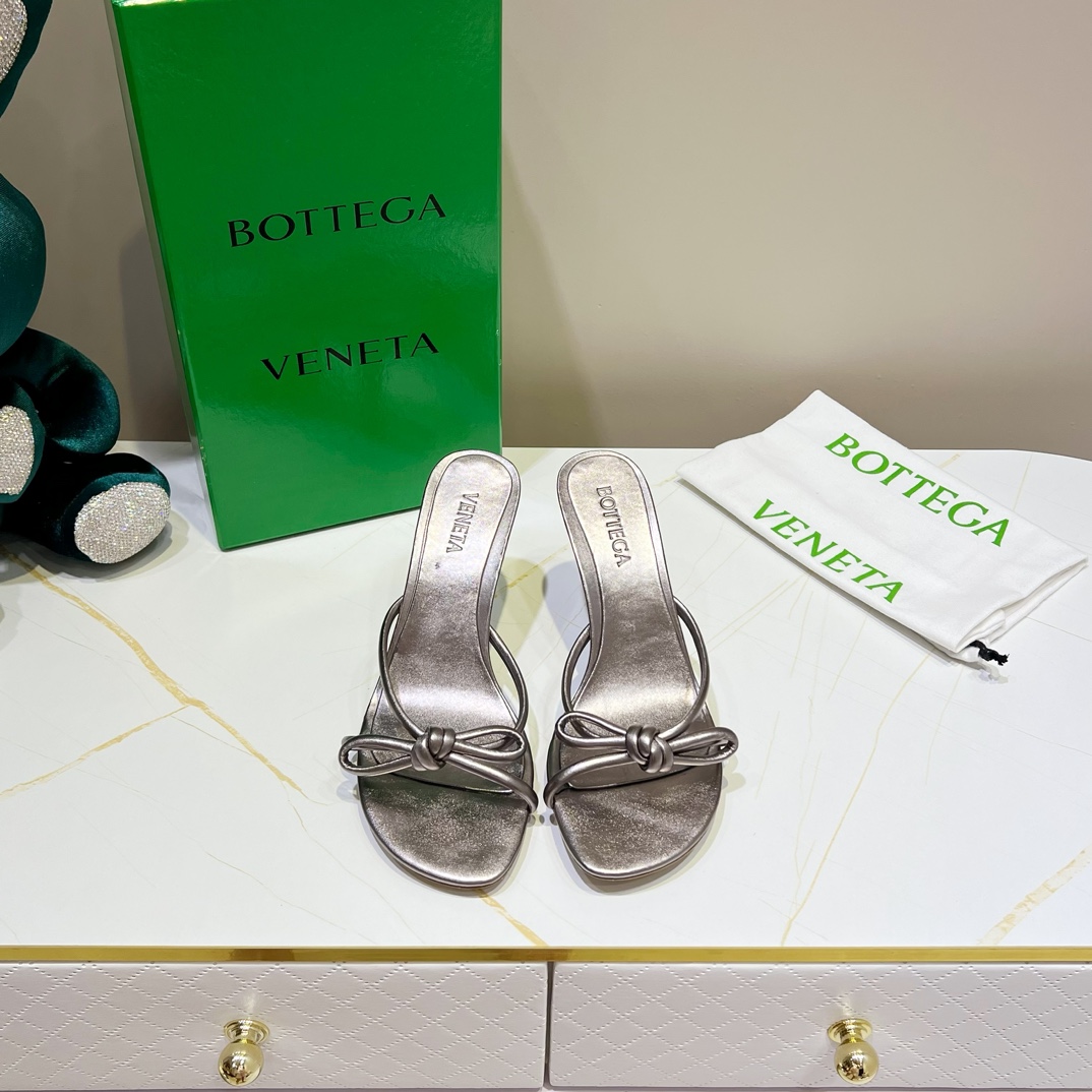 보테가 베네타 BOTTEGA VENETA 2024 SS 끈리본 딥실버 여성 슬리퍼 샌들 커스텀급