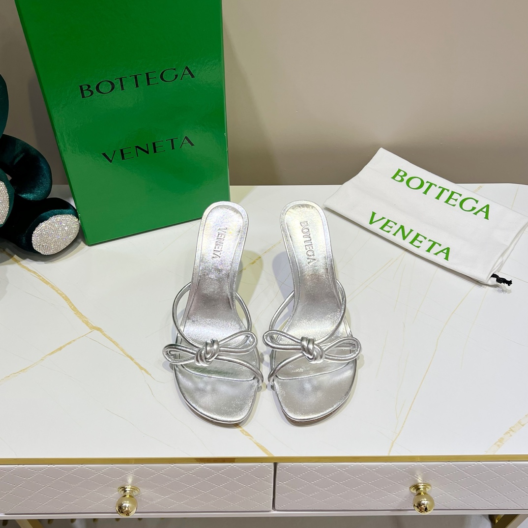 보테가 베네타 BOTTEGA VENETA 2024 SS 끈리본 실버 여성 슬리퍼 샌들 커스텀급