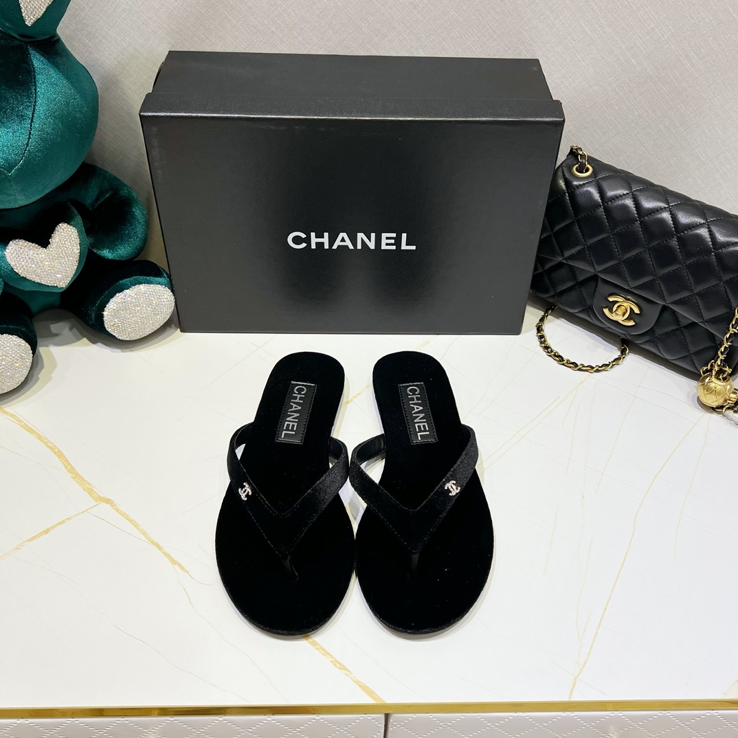 샤넬 CHANEL 2024 SS 패치로고 스웨이드 블랙 여성 쪼리 커스텀급