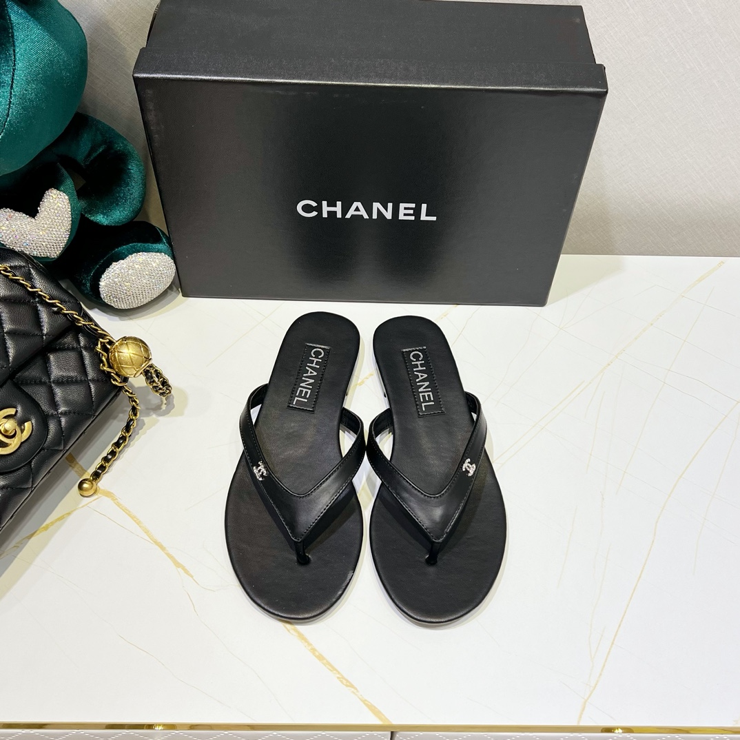 샤넬 CHANEL 2024 SS 패치로고 레더 블랙 여성 쪼리 커스텀급
