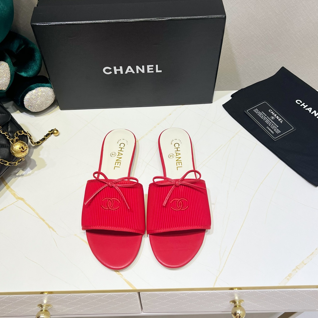 샤넬 CHANEL 2024 SS 자수로고 스트라이프 레드 여성 슬리퍼 커스텀급