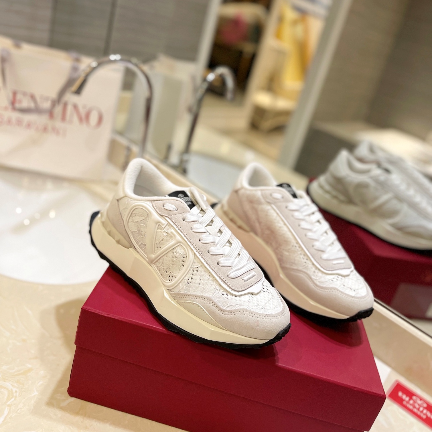 발렌티노 VALENTINO 2024 SS 캐릭터 로고 레이스 화이트 여성 스니커즈 커스텀급
