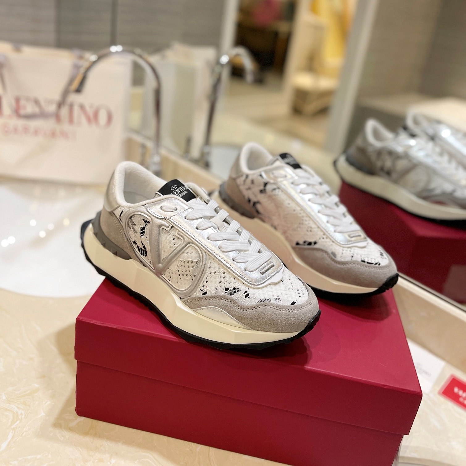 발렌티노 VALENTINO 2024 SS 캐릭터 레이스 퍼포 그레이 여성 스니커즈 커스텀급