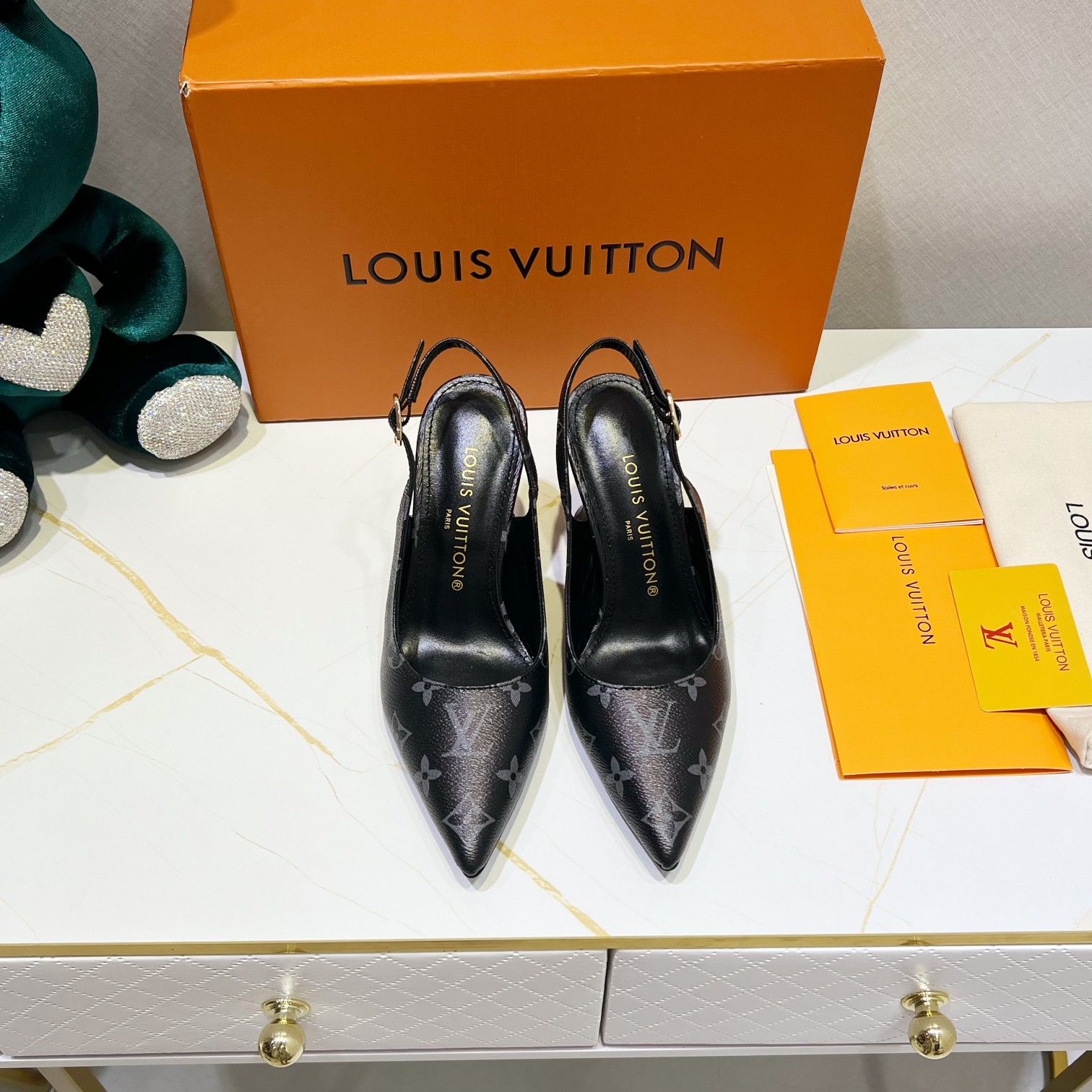 루이비통 LOUIS VUITTON 2024 SS 모노그램 블랙 버클 여성 하이힐 구두 커스텀급