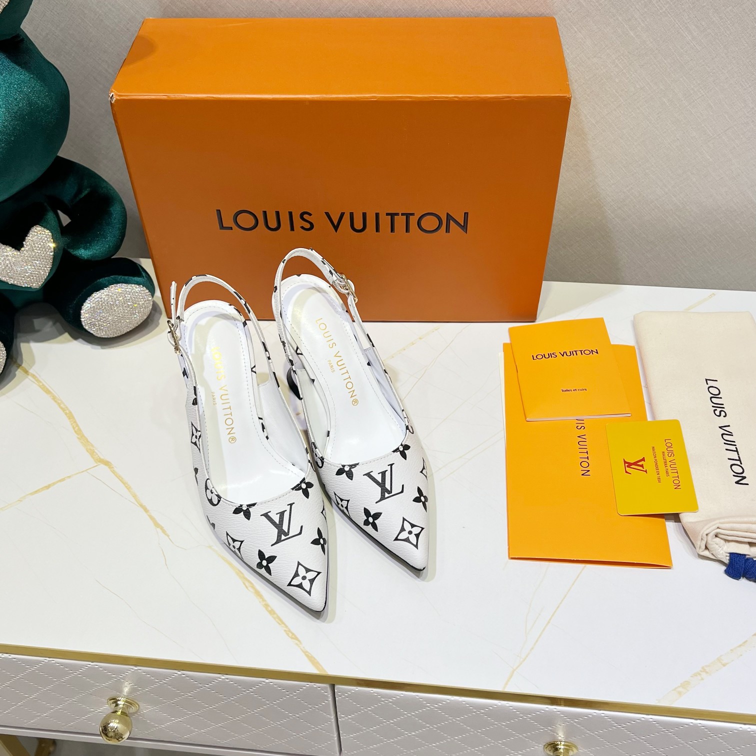 루이비통 LOUIS VUITTON 2024 SS 모노그램 화이트 버클 여성 하이힐 구두 커스텀급