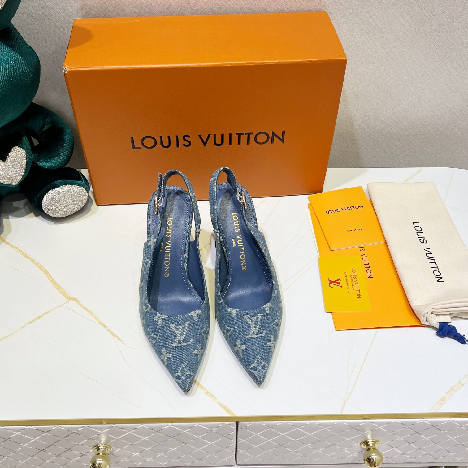 루이비통 LOUIS VUITTON 2024 SS 모노그램 데님 버클 여성 하이힐 구두 커스텀급