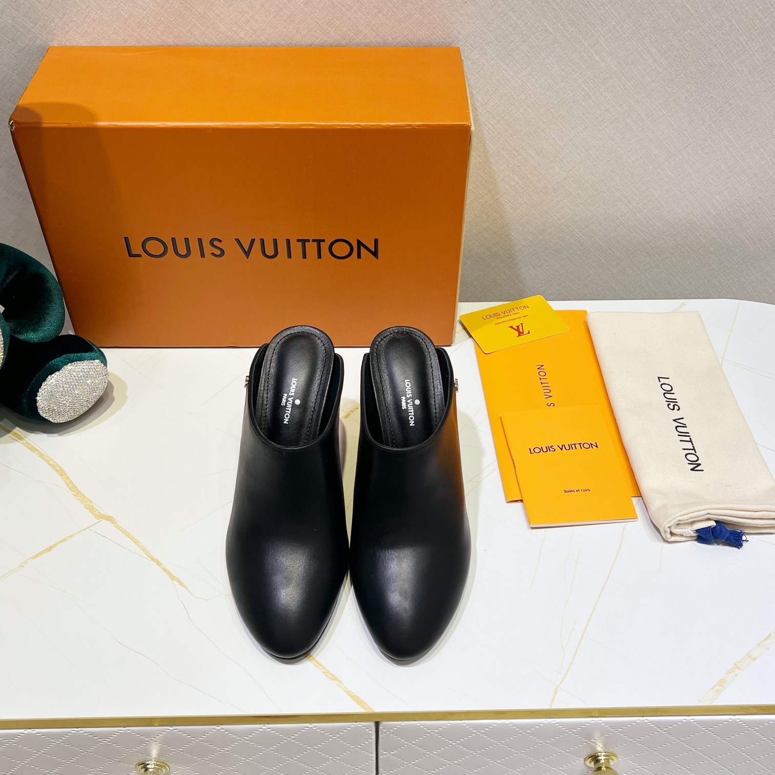 루이비통 LOUIS VUITTON 2024 SS 캐릭터 로고 민무늬 블랙 여성 하이힐 구두 커스텀급