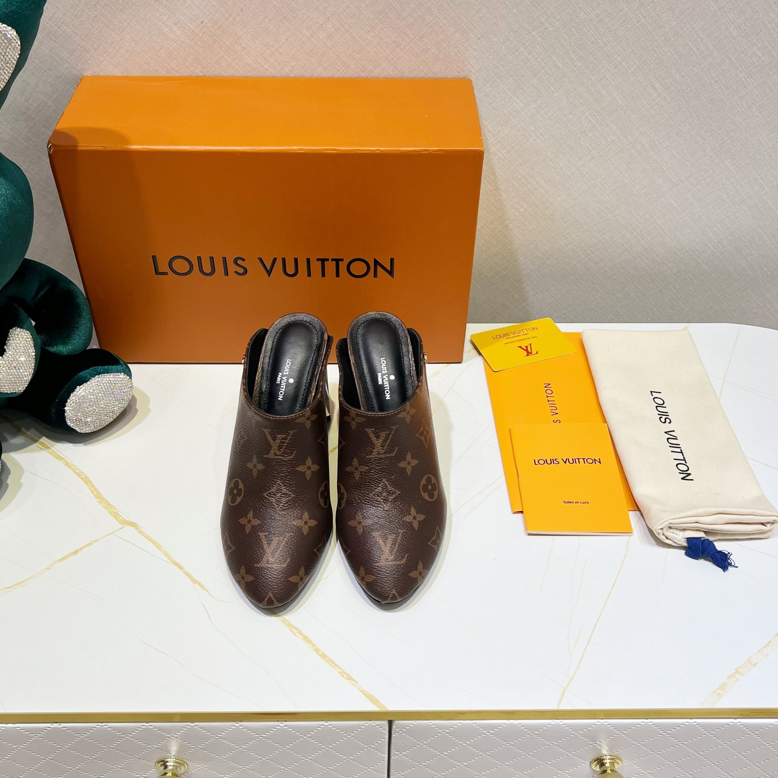 루이비통 LOUIS VUITTON 2024 SS 캐릭터 로고 모노그램 브라운 여성 하이힐 구두 커스텀급