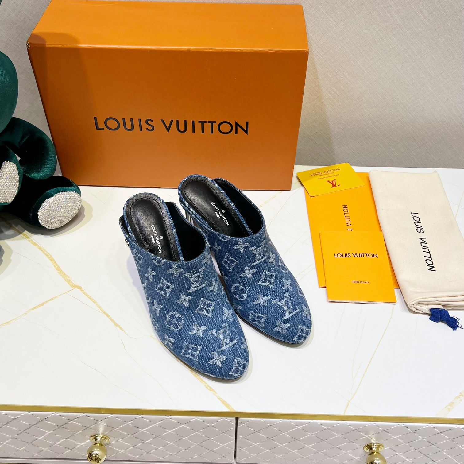 루이비통 LOUIS VUITTON 2024 SS 캐릭터 로고 모노그램 데님 여성 하이힐 구두 커스텀급