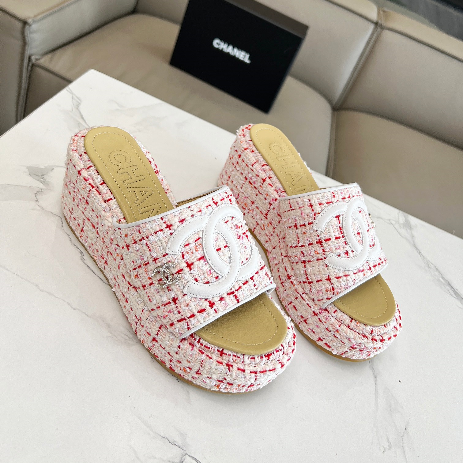 샤넬 CHANEL 2024 SS 체크 트위드 연핑크 여성 웨지힐 슬리퍼 커스텀급