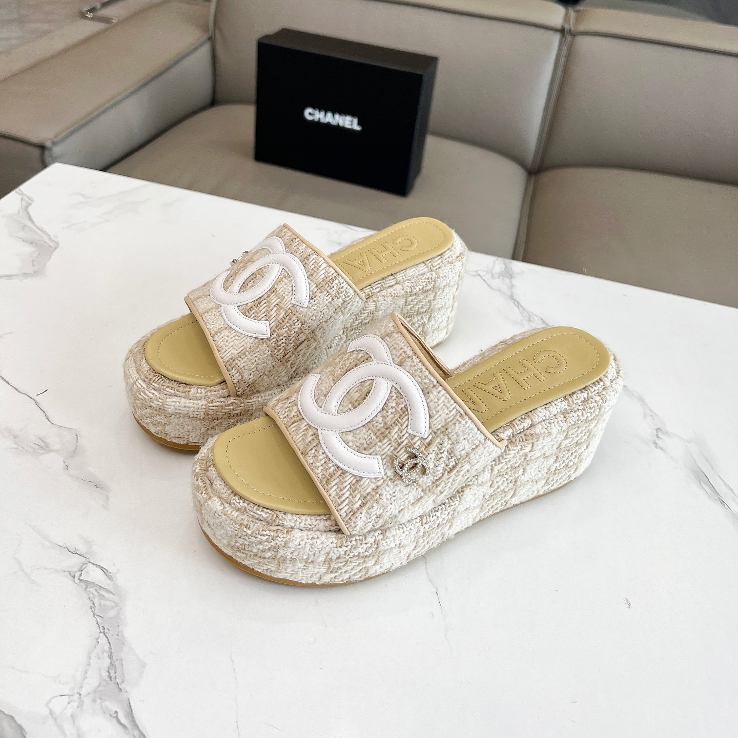 샤넬 CHANEL 2024 SS 체크 트위드 베이지 여성 웨지힐 슬리퍼 커스텀급