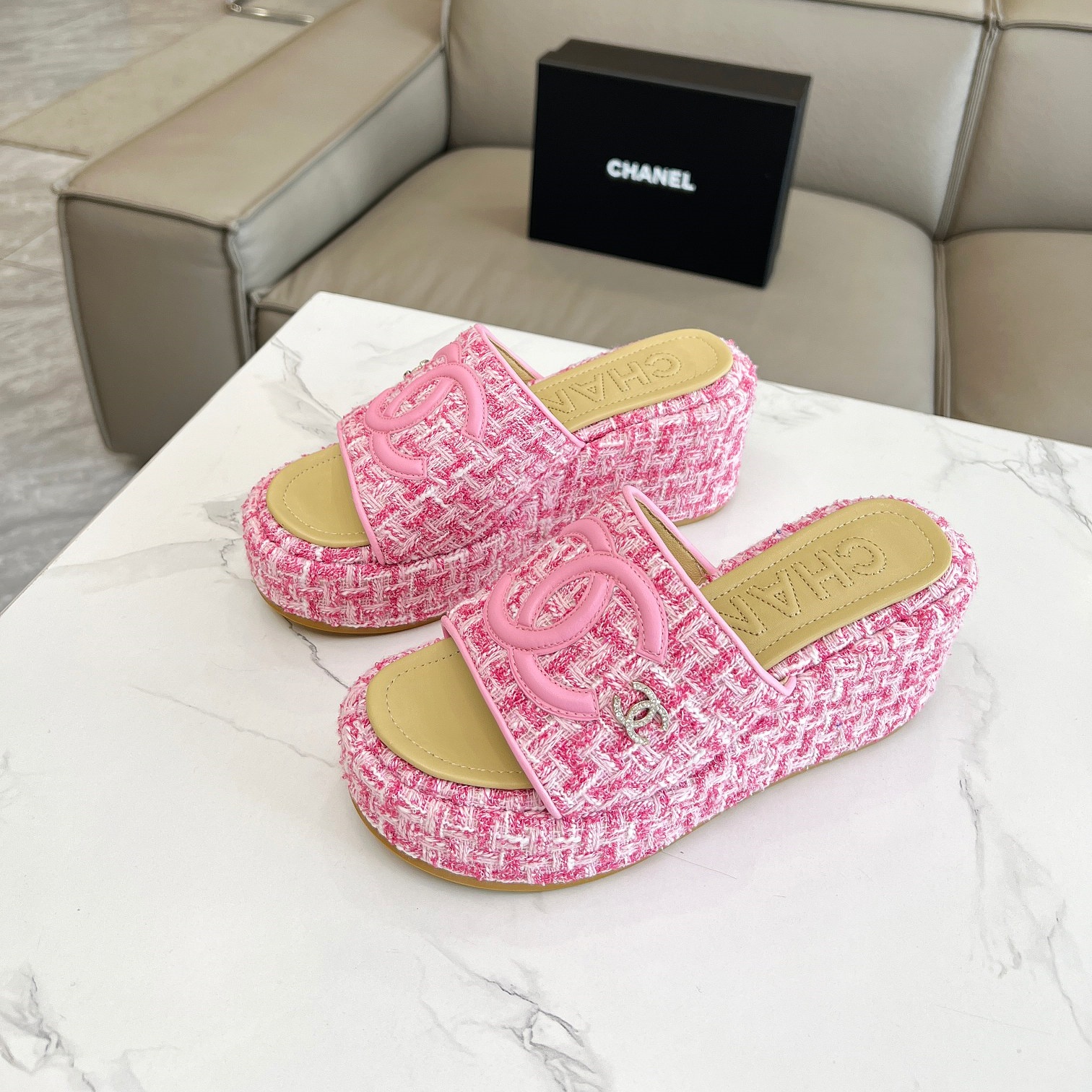샤넬 CHANEL 2024 SS 체크 트위드 핑크 여성 웨지힐 슬리퍼 커스텀급