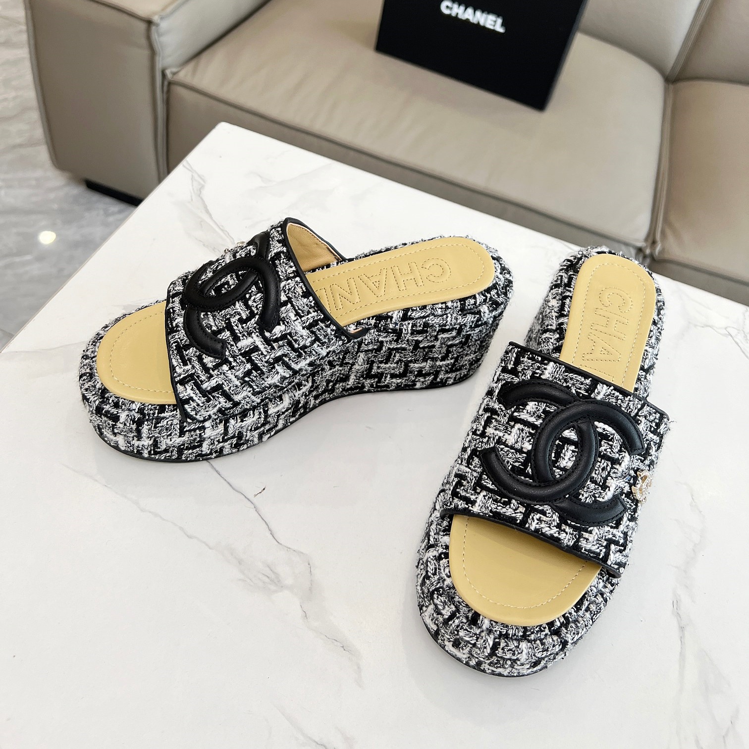 샤넬 CHANEL 2024 SS 체크 트위드 블랙 여성 웨지힐 슬리퍼 커스텀급