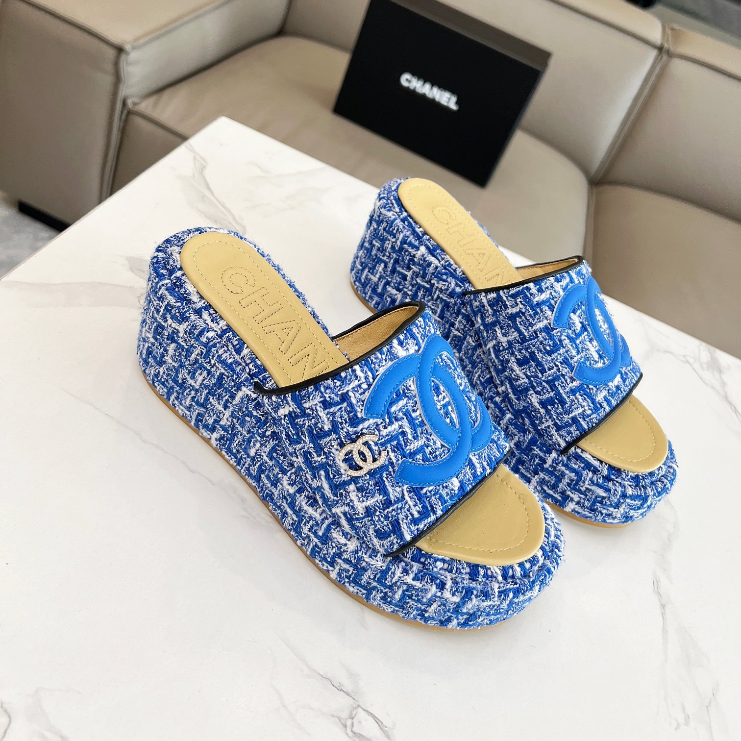 샤넬 CHANEL 2024 SS 체크 트위드 블루 여성 웨지힐 슬리퍼 커스텀급