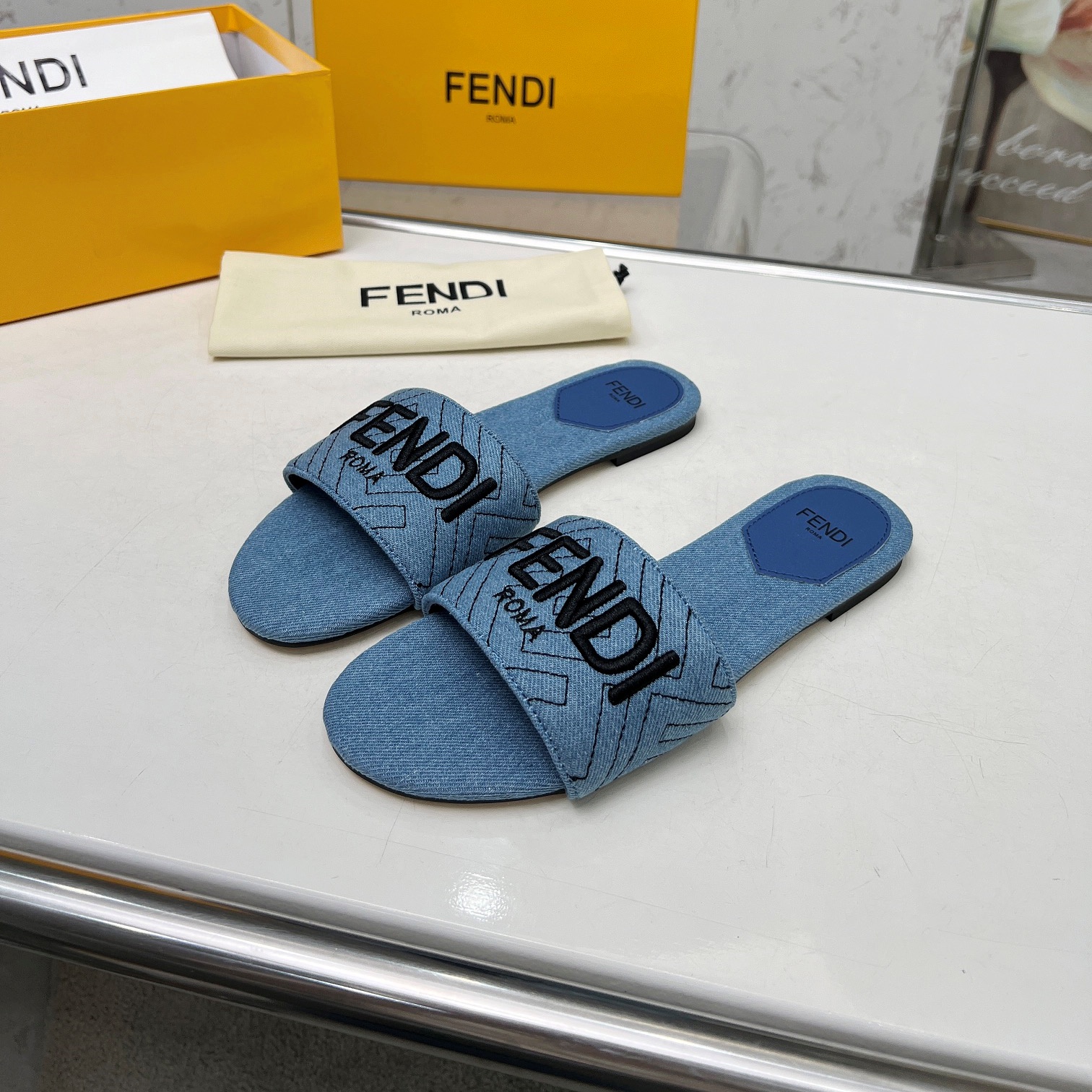 펜디 FENDI 2024 SS 자수로고 블루 데님 체크 여성 슬리퍼 커스텀급