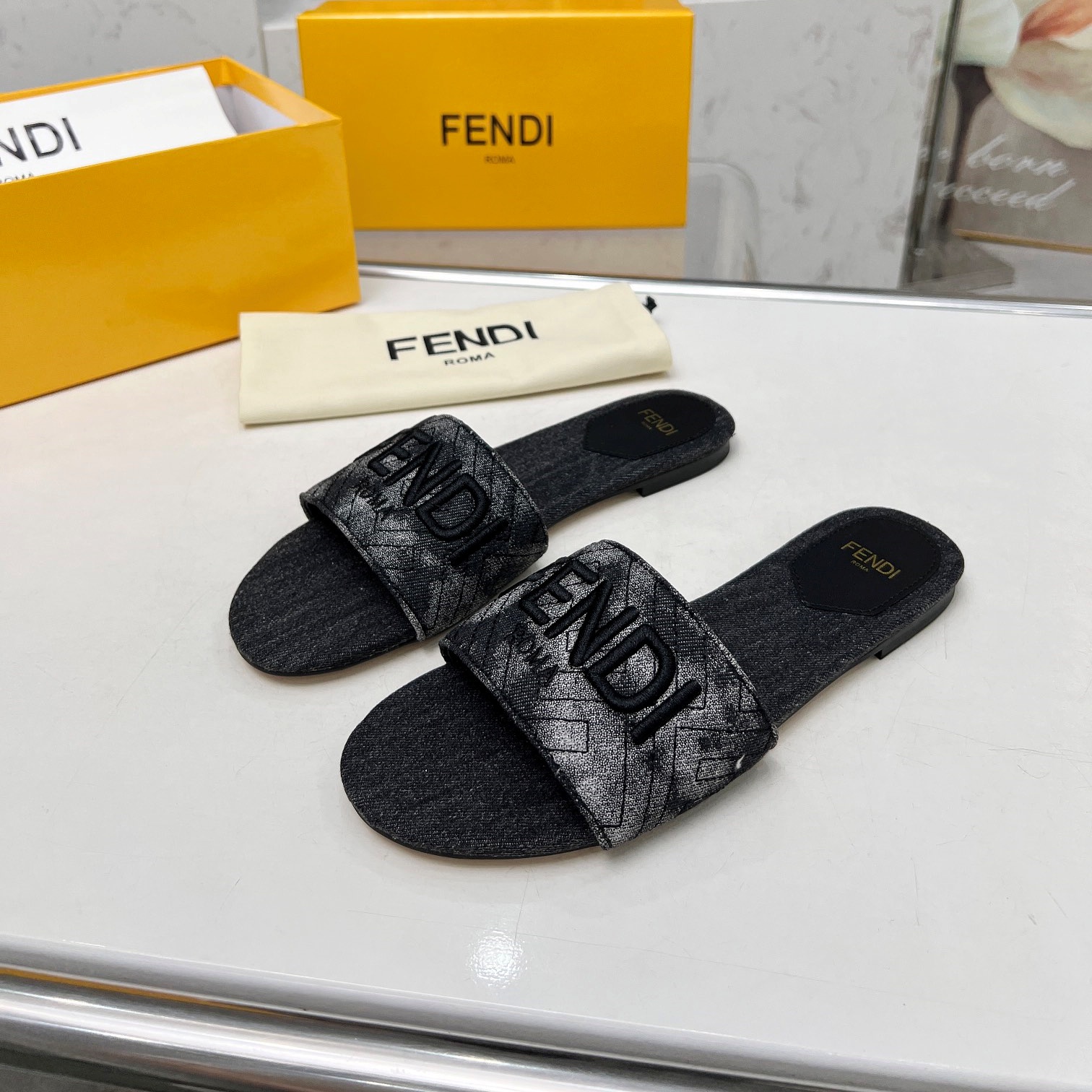 펜디 FENDI 2024 SS 자수로고 블랙 데님 구제 체크 여성 슬리퍼 커스텀급