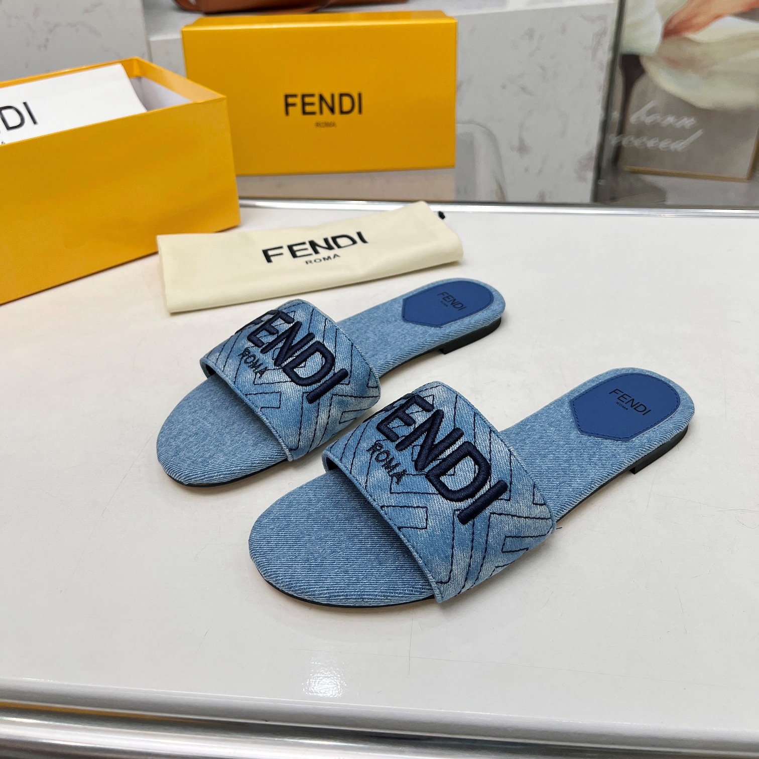 펜디 FENDI 2024 SS 자수로고 블루 데님 구제 체크 여성 슬리퍼 커스텀급