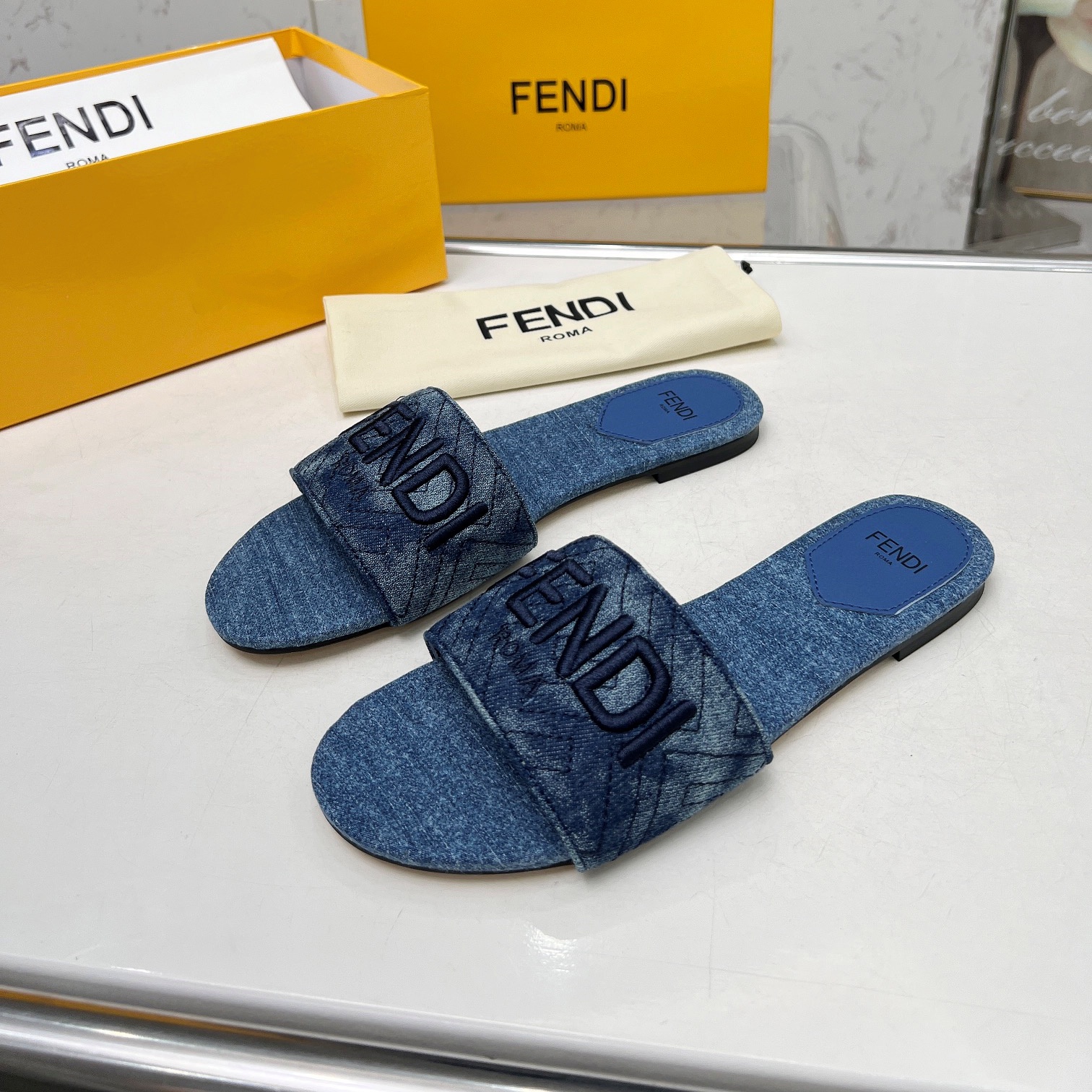 펜디 FENDI 2024 SS 자수로고 딥블루 데님 구제 체크 여성 슬리퍼 커스텀급