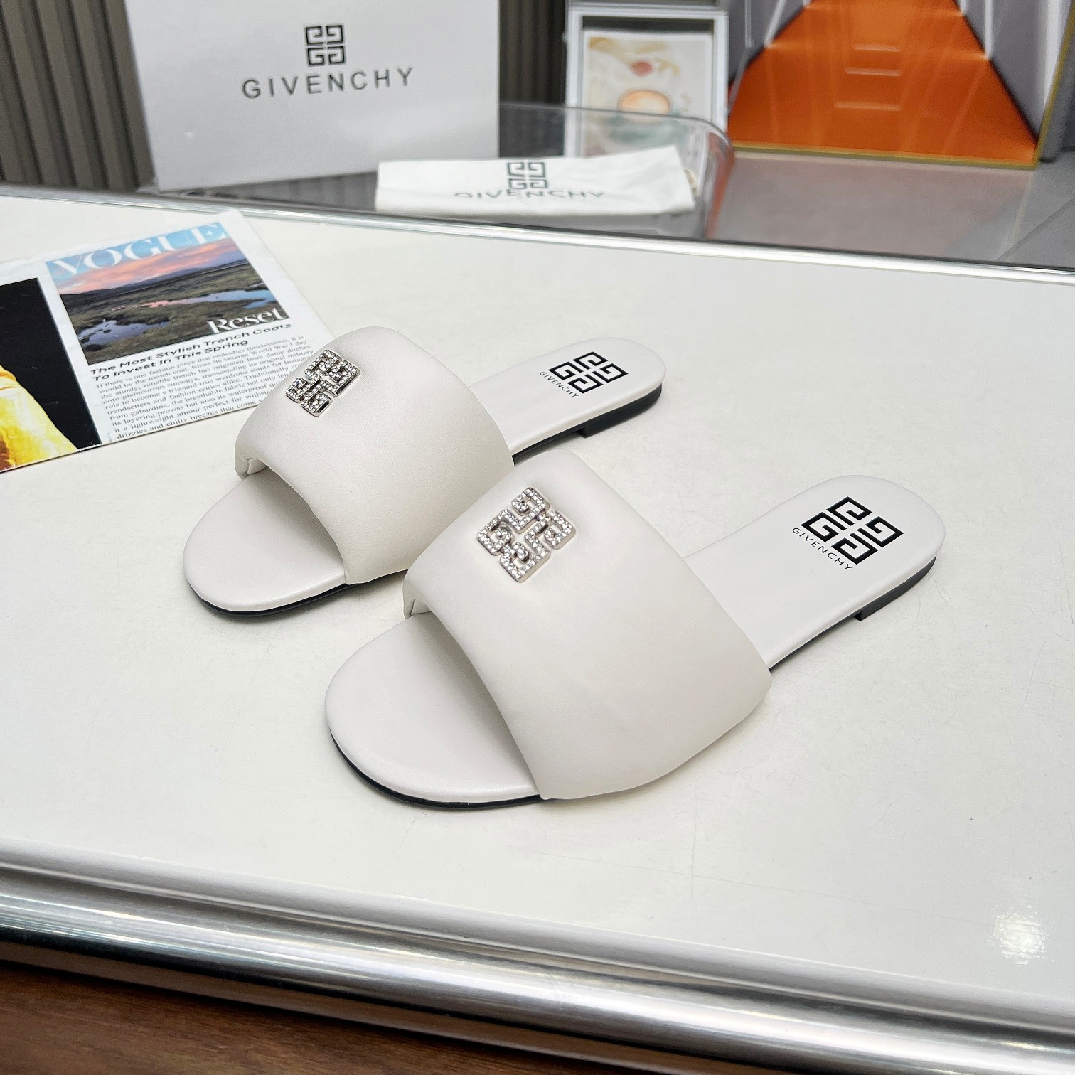 지방시 GIVENCHY 2024 SS 큐빅로고 화이트 레더 여성 슬리퍼 커스텀급