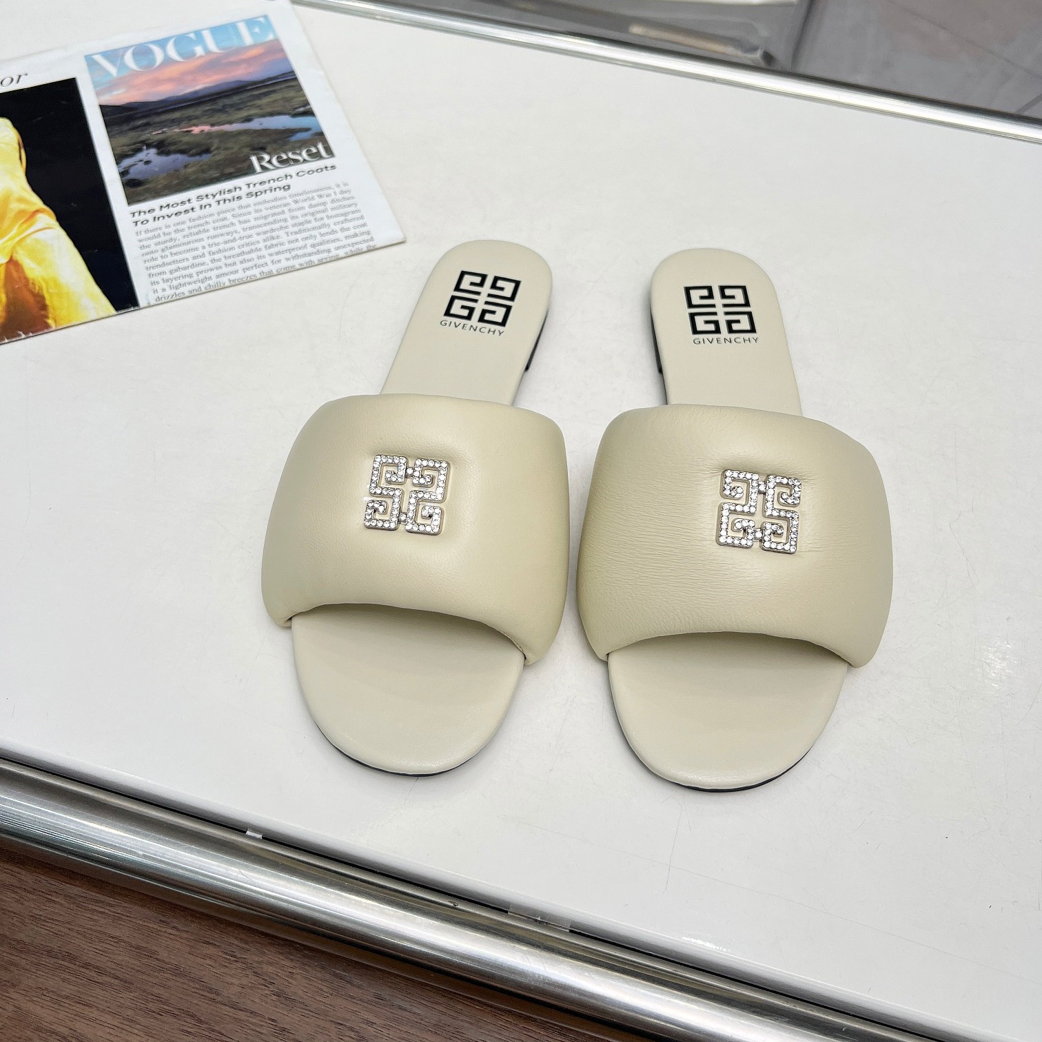 지방시 GIVENCHY 2024 SS 큐빅로고 아이보리 레더 여성 슬리퍼 커스텀급