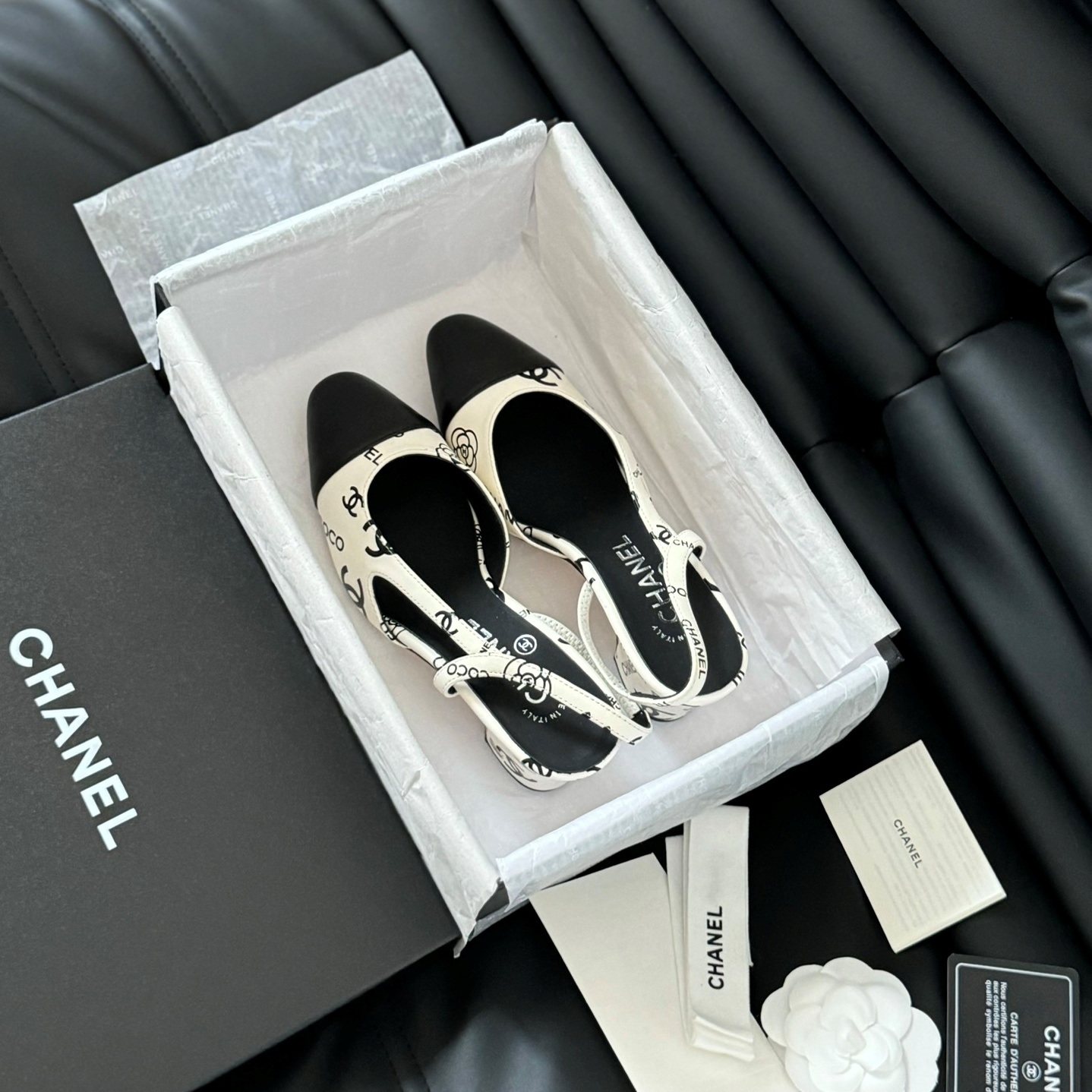 샤넬 CHANEL 2024 SS 캐릭터 로고 화이트 여성 구두 커스텀급