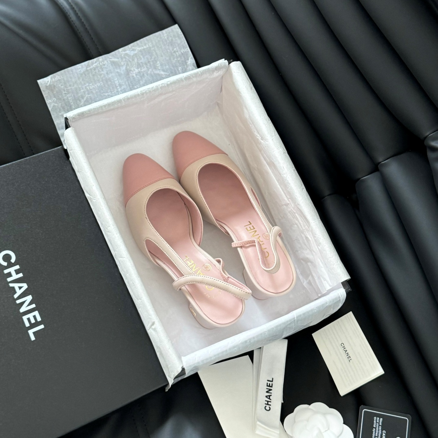 샤넬 CHANEL 2024 SS 캐릭터 로고 핑크 아이보리 여성 구두 커스텀급