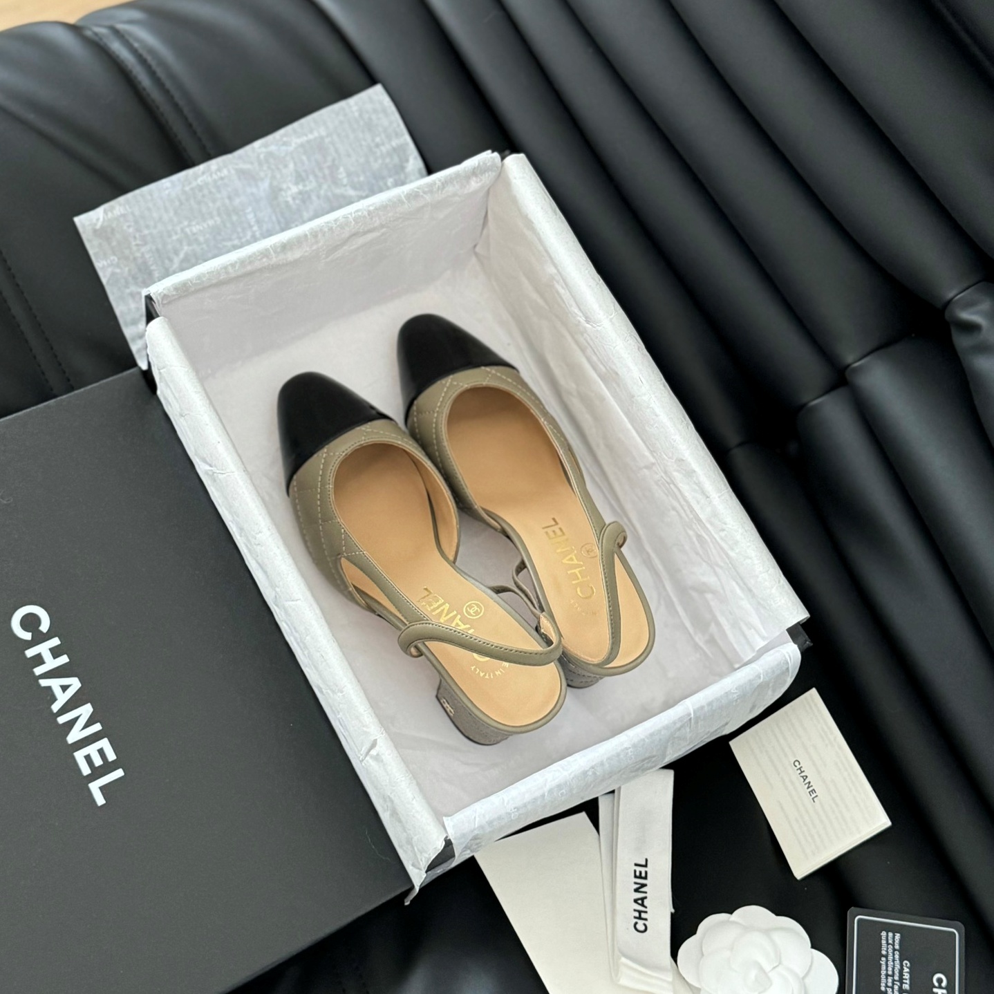 샤넬 CHANEL 2024 SS 캐릭터 로고 퀄팅 그린 블랙 여성 구두 커스텀급