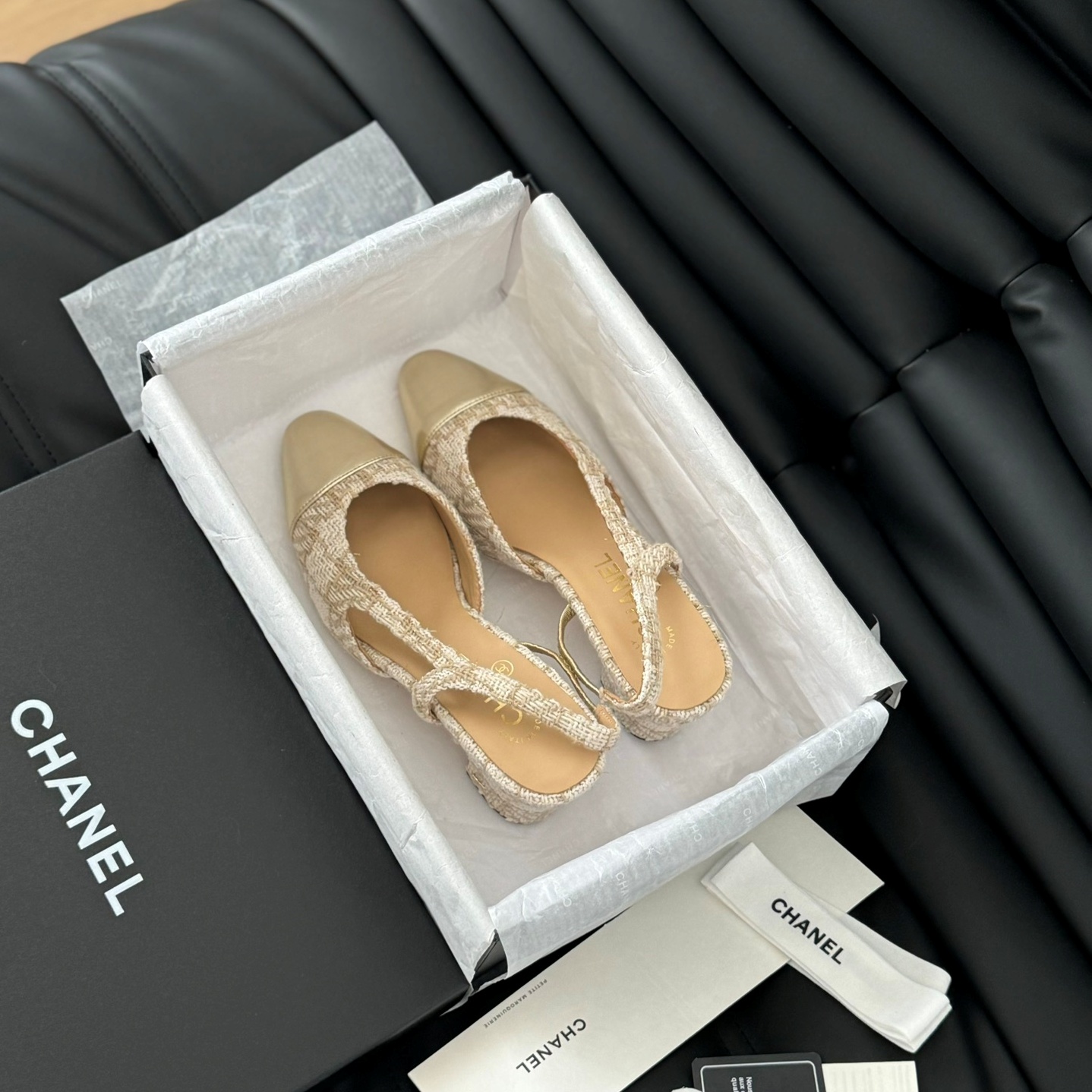 샤넬 CHANEL 2024 SS 캐릭터 로고 베이지 트위드 골드 여성 구두 커스텀급