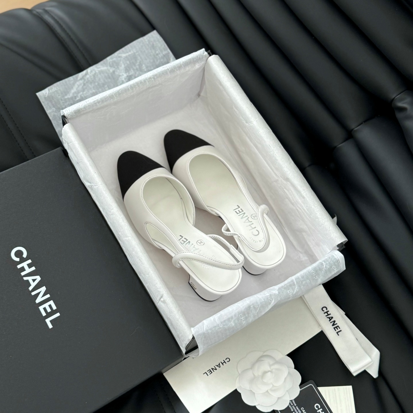 샤넬 CHANEL 2024 SS 캐릭터 로고 화이트 블랙 여성 구두 커스텀급