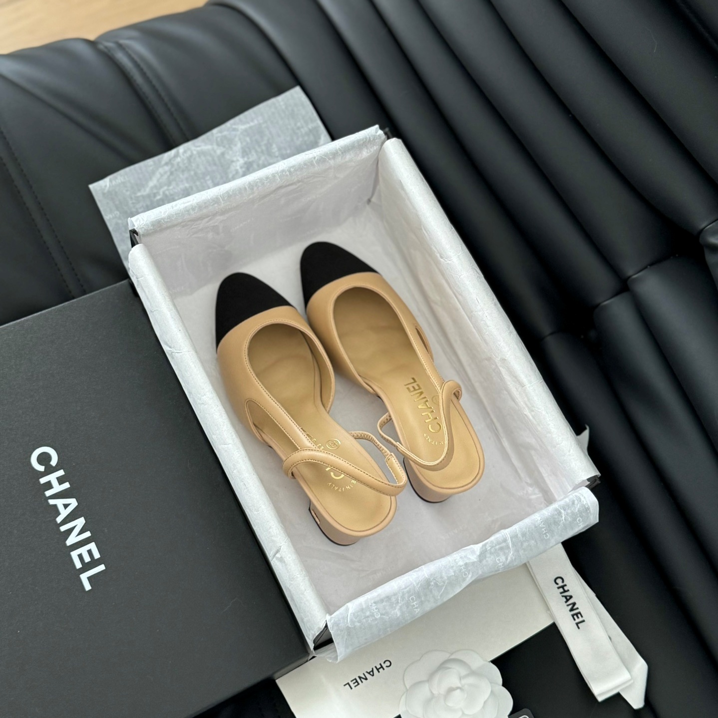 샤넬 CHANEL 2024 SS 캐릭터 로고 베이지 블랙 여성 구두 커스텀급