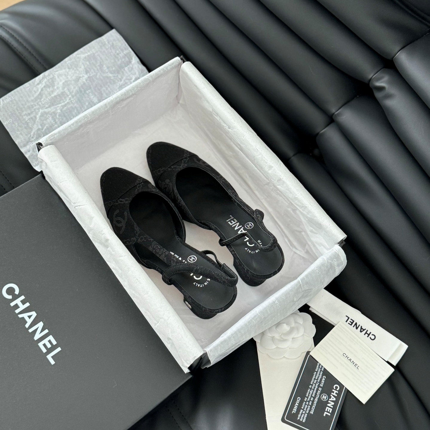 샤넬 CHANEL 2024 SS 까멜리아 로고 데님 블랙 여성 중힐 구두 커스텀급