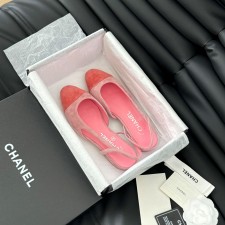샤넬 CHANEL 2024 SS 캐릭터 로고 스웨이드 핑크 여성 로우힐 구두 커스텀급