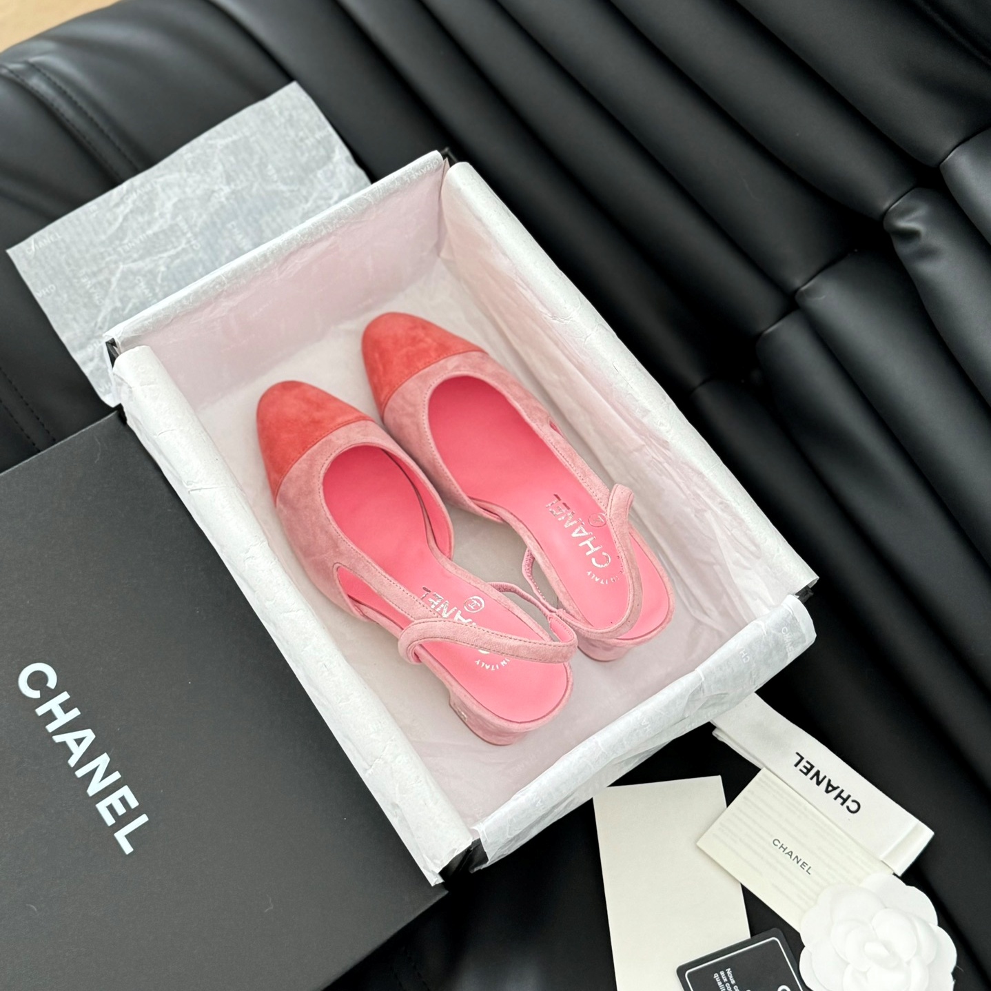 샤넬 CHANEL 2024 SS 캐릭터 로고 스웨이드 핑크 여성 중힐 구두 커스텀급