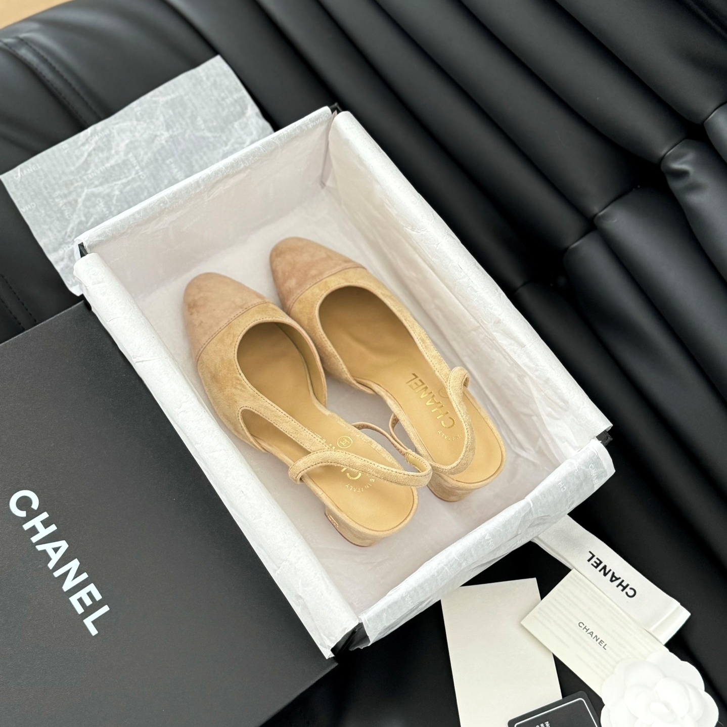 샤넬 CHANEL 2024 SS 캐릭터 로고 스웨이드 옐로우 여성 중힐 구두 커스텀급