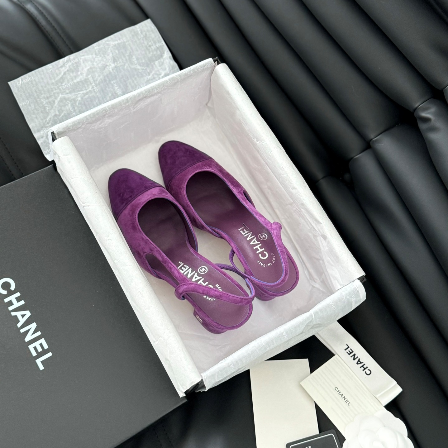 샤넬 CHANEL 2024 SS 캐릭터 로고 스웨이드 퍼플 여성 중힐 구두 커스텀급