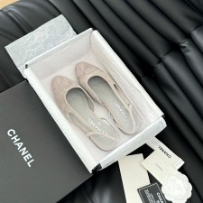 샤넬 CHANEL 2024 SS 캐릭터 로고 스웨이드 그레이화이트 여성 로우힐 구두 커스텀급