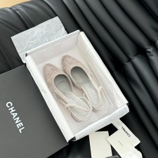 샤넬 CHANEL 2024 SS 캐릭터 로고 스웨이드 그레이화이트 여성 중힐 구두 커스텀급
