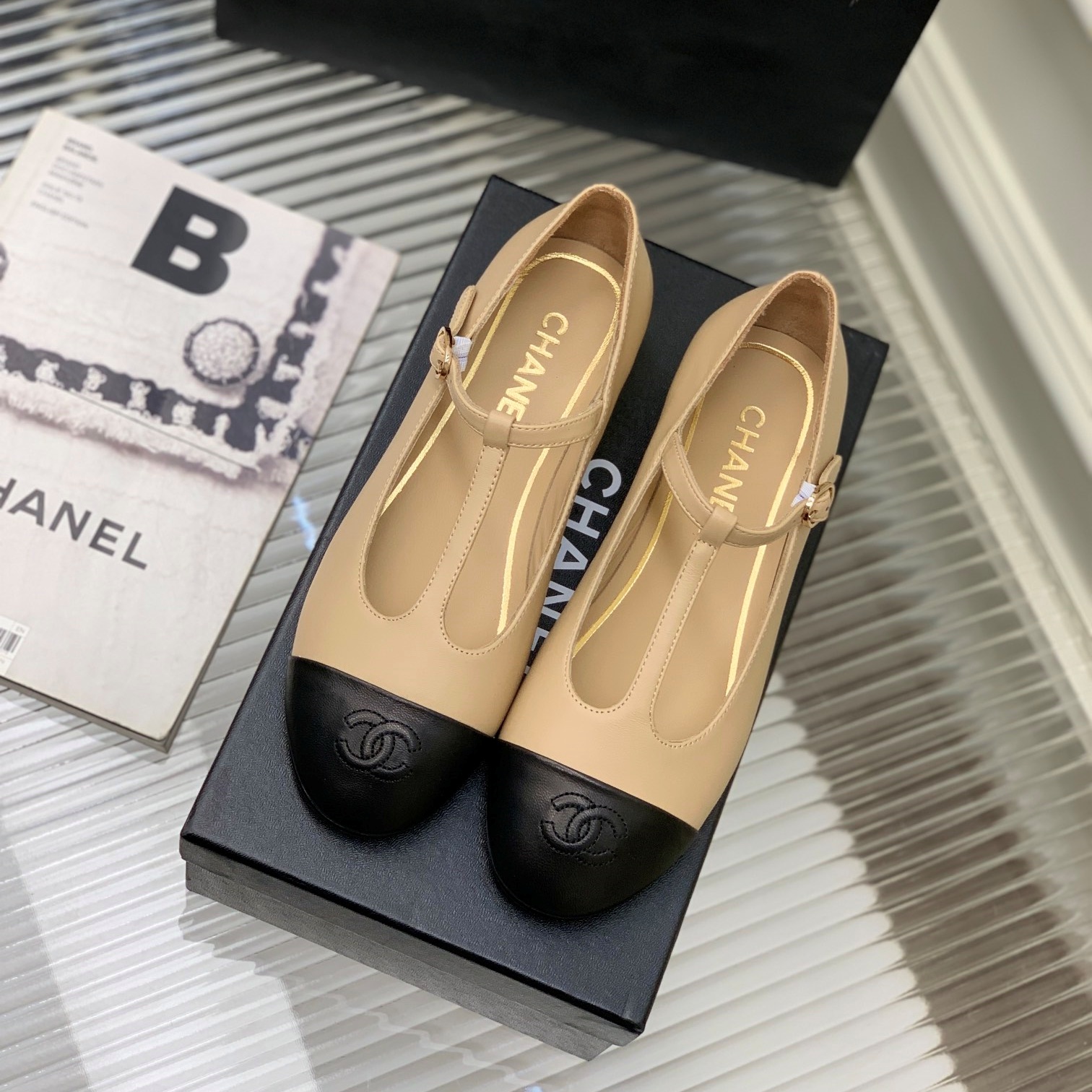 샤넬 CHANEL 2024 SS 캐릭터 로고 레더 투톤 베이지 블랙 여성 로우힐 구두 커스텀급