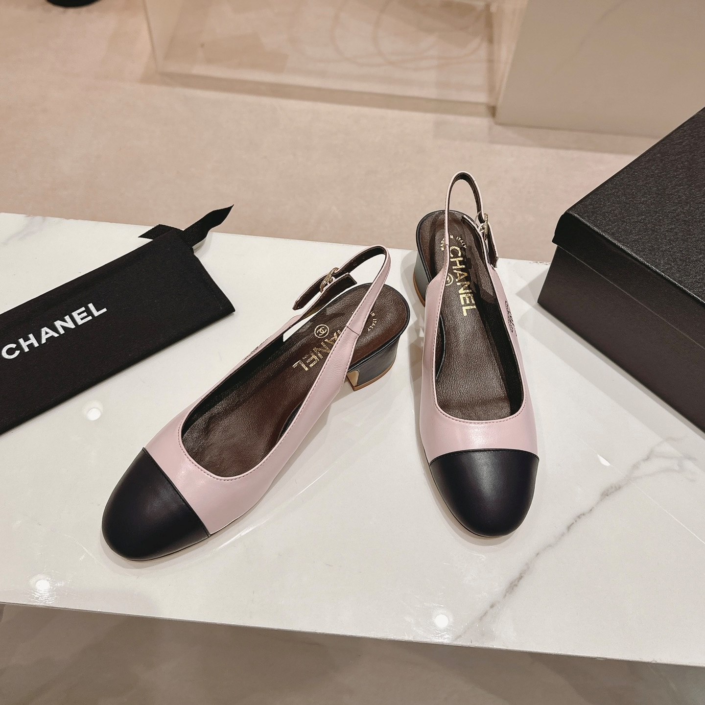 샤넬 CHANEL 2024 SS 캐릭터 로고 레더 핑크 블랙 여성 중힐 구두 커스텀급