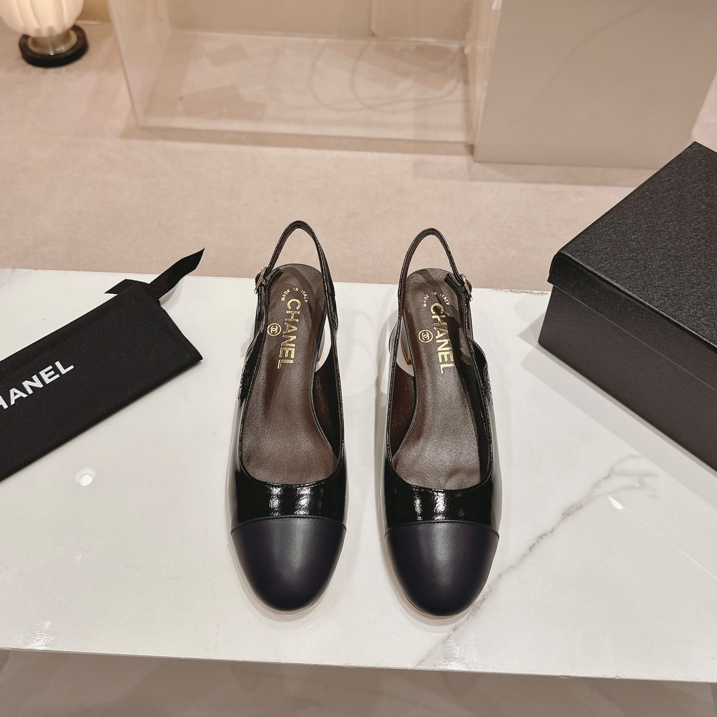 샤넬 CHANEL 2024 SS 캐릭터 로고 에나멜 블랙 여성 중힐 구두 커스텀급