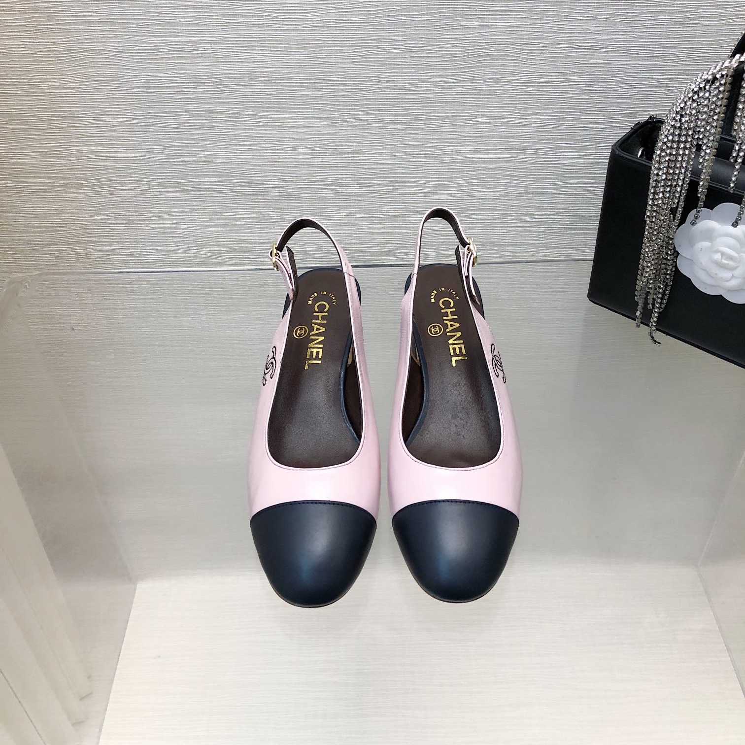 샤넬 CHANEL 2024 SS 캐릭터 로고 레더 핑크 투톤 여성 중힐 구두 커스텀급