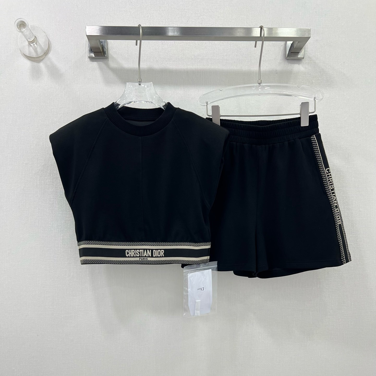 디올 DIOR 2024 SS 캐릭터 띠로고 민소매티 반바지 블랙 여성 세트 커스텀급