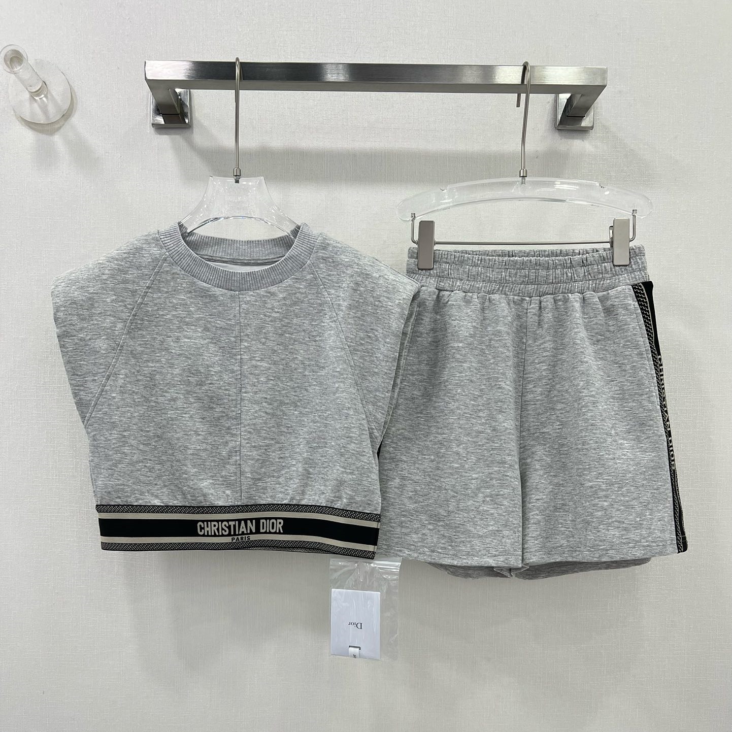디올 DIOR 2024 SS 캐릭터 띠로고 민소매티 반바지 그레이 여성 세트 커스텀급