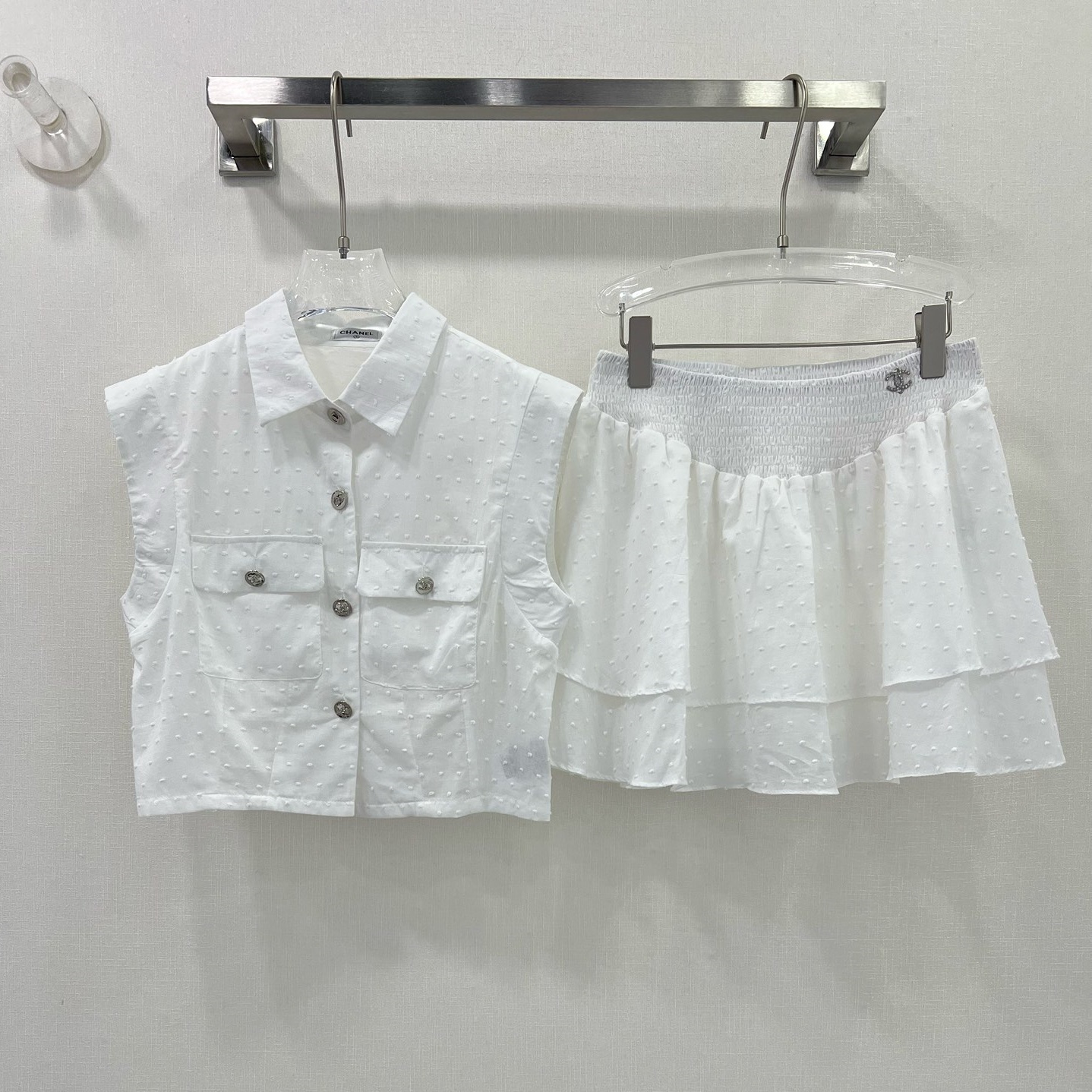 샤넬 CHANEL 2024 SS 캐릭터 로고 큐빅 카라 화이트 블라우스 스커트 여성 세트 커스텀급